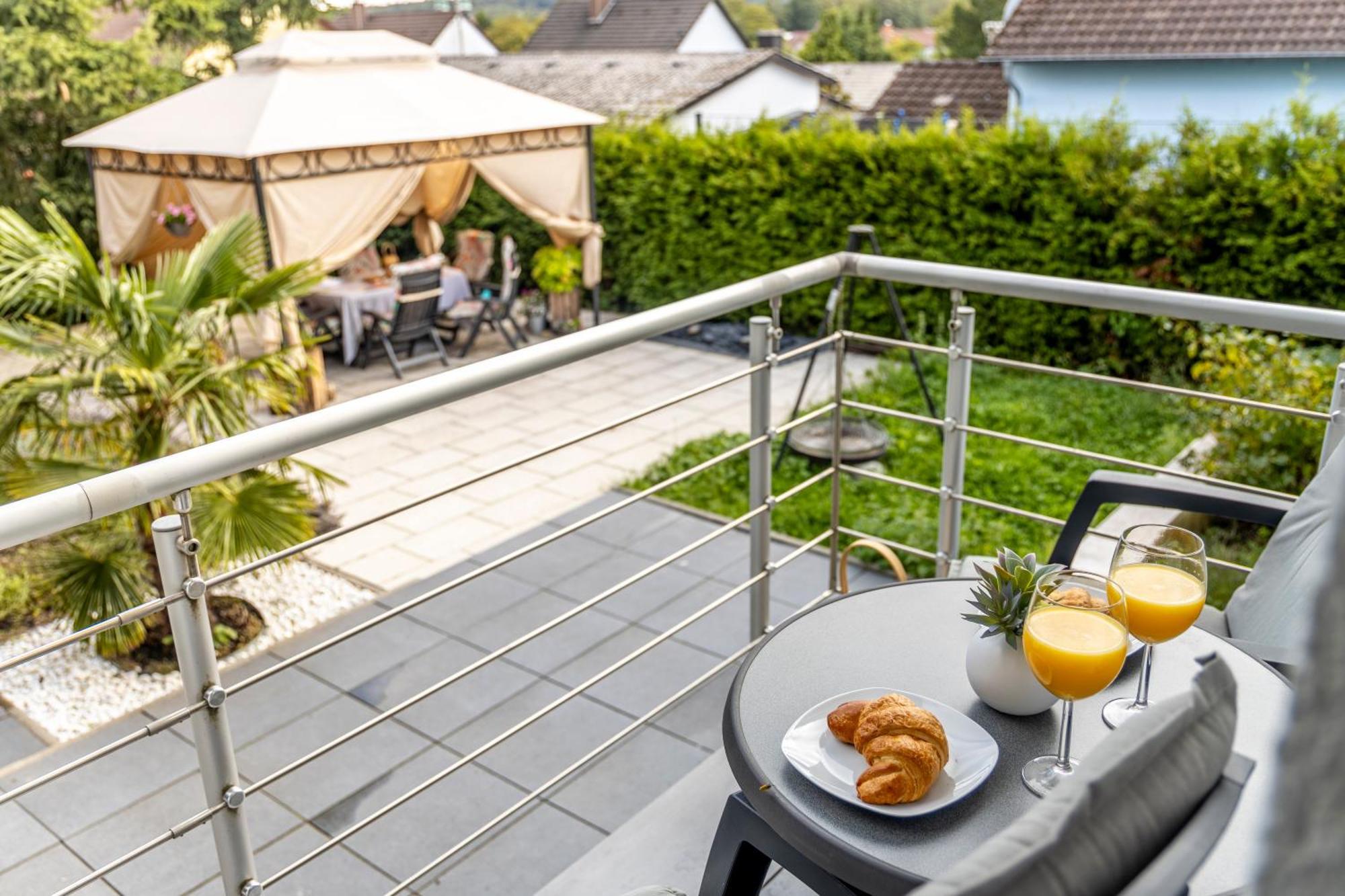 Design Apartment- 24H Self-Check-In - Bis 4 Pers - Parkplatz - Wifi - Balkon -Terrasse - In Direkter Weihernaehe - Radwege Schiffweiler Exterior foto
