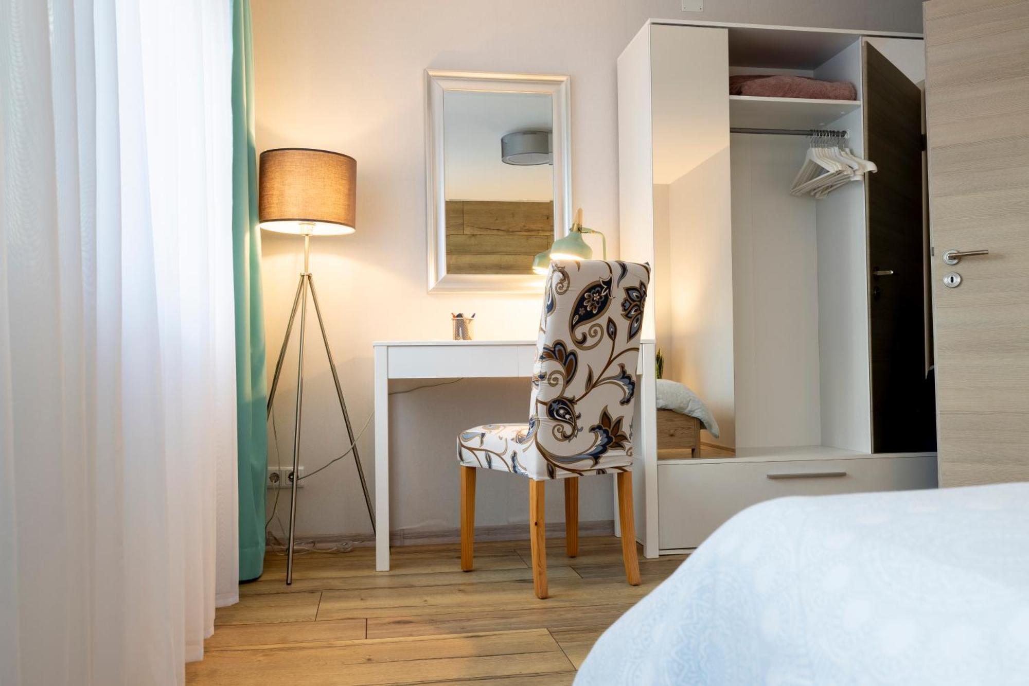 Design Apartment- 24H Self-Check-In - Bis 4 Pers - Parkplatz - Wifi - Balkon -Terrasse - In Direkter Weihernaehe - Radwege Schiffweiler Exterior foto